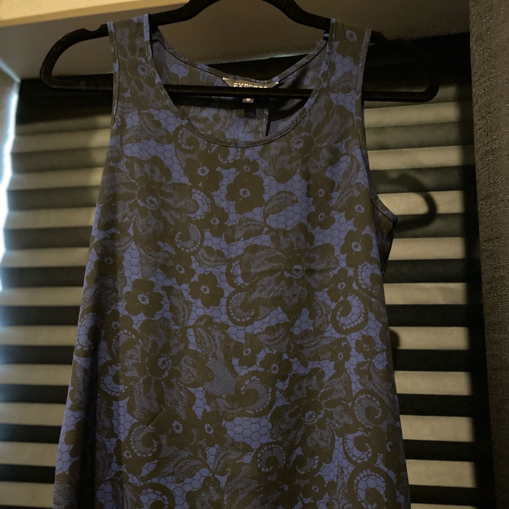 Adorable top with open slit in the back. Navy blue and black. Size x small
